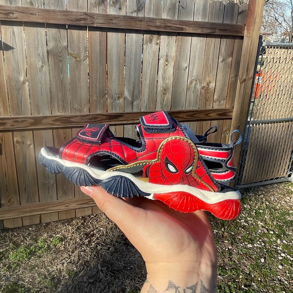 Toddler Boys' Marvel Spider-Man Light Up Sandals 🕸️